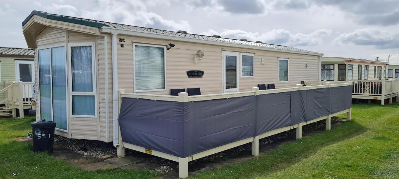 Lovely Caravan With Decking At Coral Beach Park In Lincolnshire Ref 77001C Hotell Ingoldmells Exteriör bild