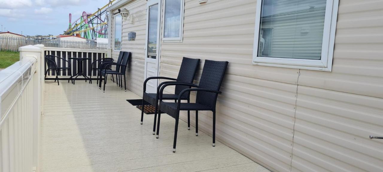 Lovely Caravan With Decking At Coral Beach Park In Lincolnshire Ref 77001C Hotell Ingoldmells Exteriör bild