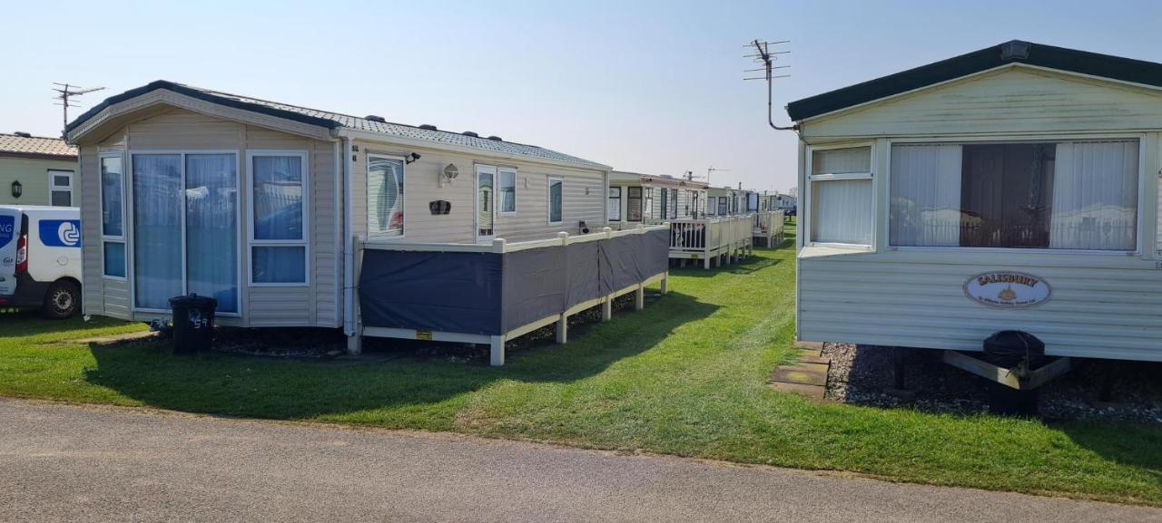Lovely Caravan With Decking At Coral Beach Park In Lincolnshire Ref 77001C Hotell Ingoldmells Exteriör bild