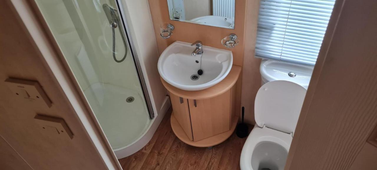 Lovely Caravan With Decking At Coral Beach Park In Lincolnshire Ref 77001C Hotell Ingoldmells Exteriör bild