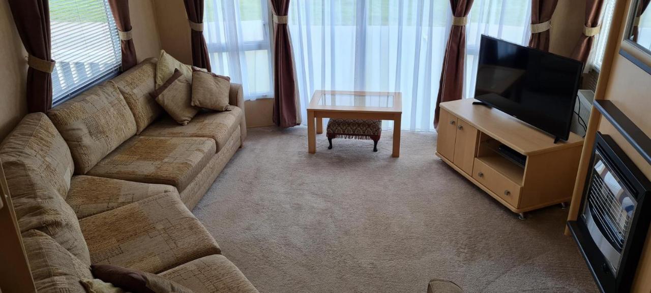 Lovely Caravan With Decking At Coral Beach Park In Lincolnshire Ref 77001C Hotell Ingoldmells Exteriör bild