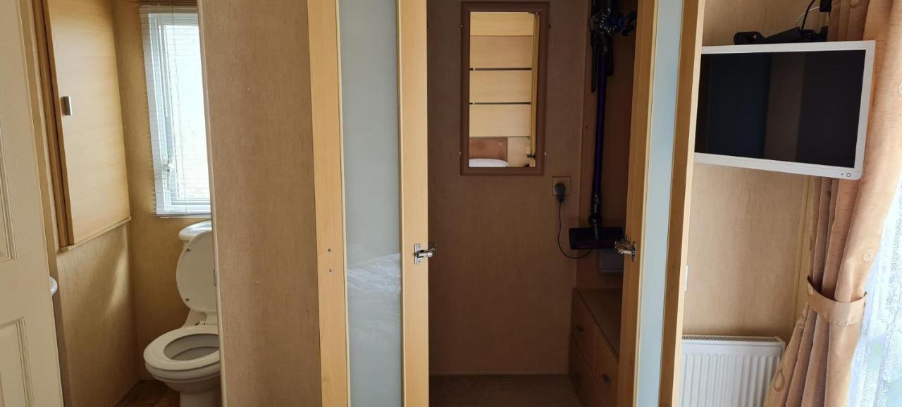 Lovely Caravan With Decking At Coral Beach Park In Lincolnshire Ref 77001C Hotell Ingoldmells Exteriör bild